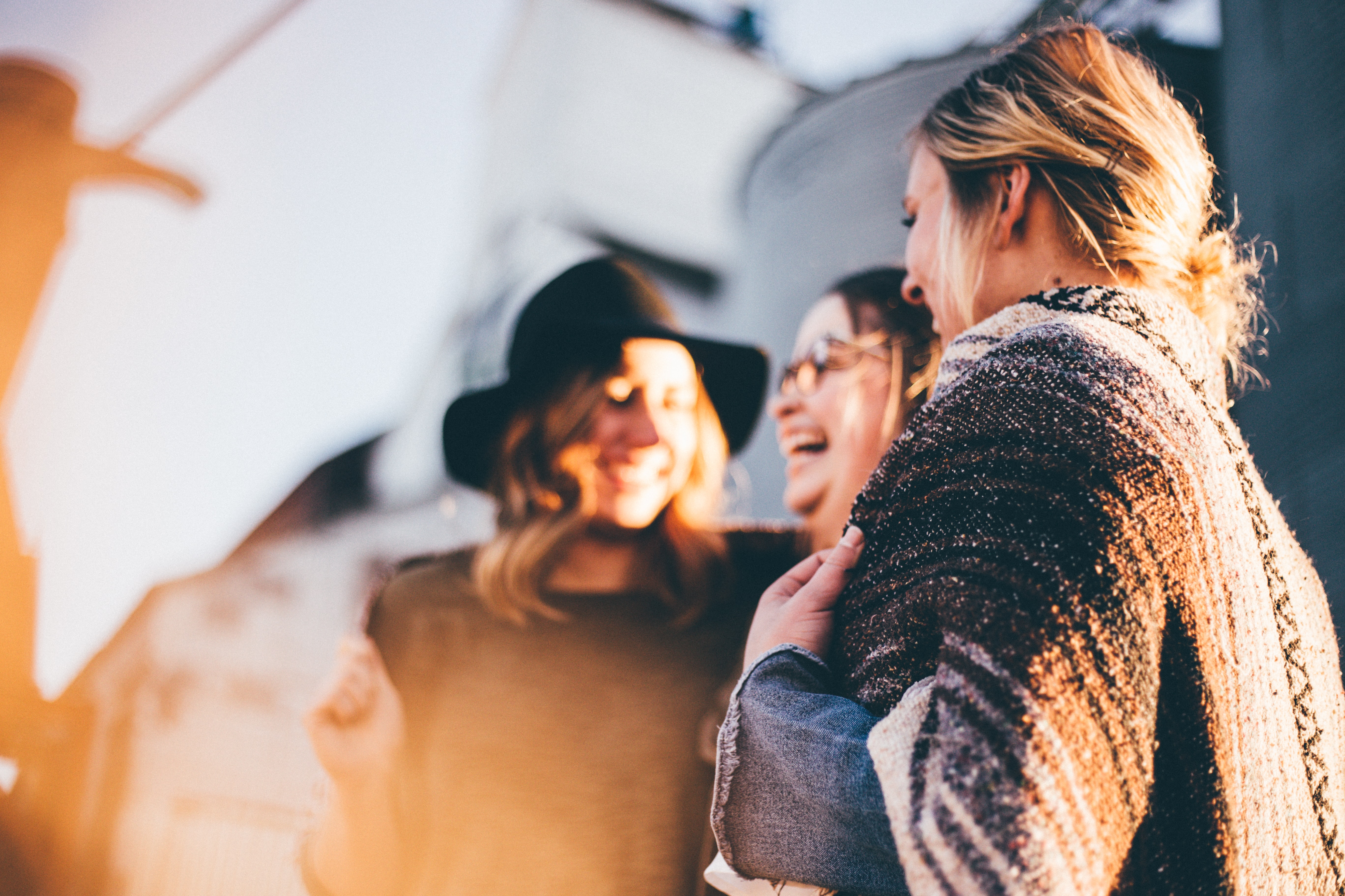 Junge Frauen lachen zusammen