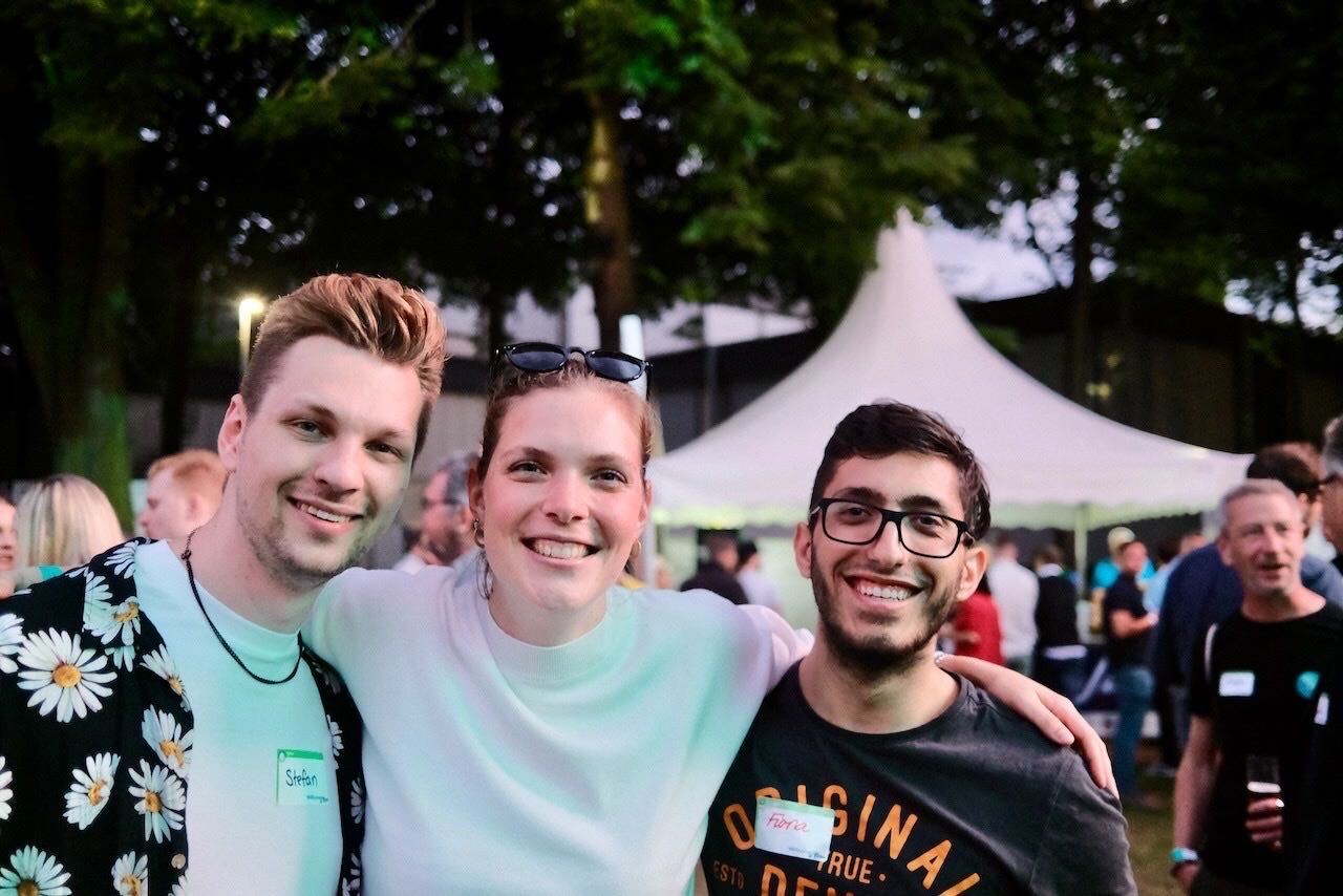 Foto von Mitarbeitern bei einer Sommerparty