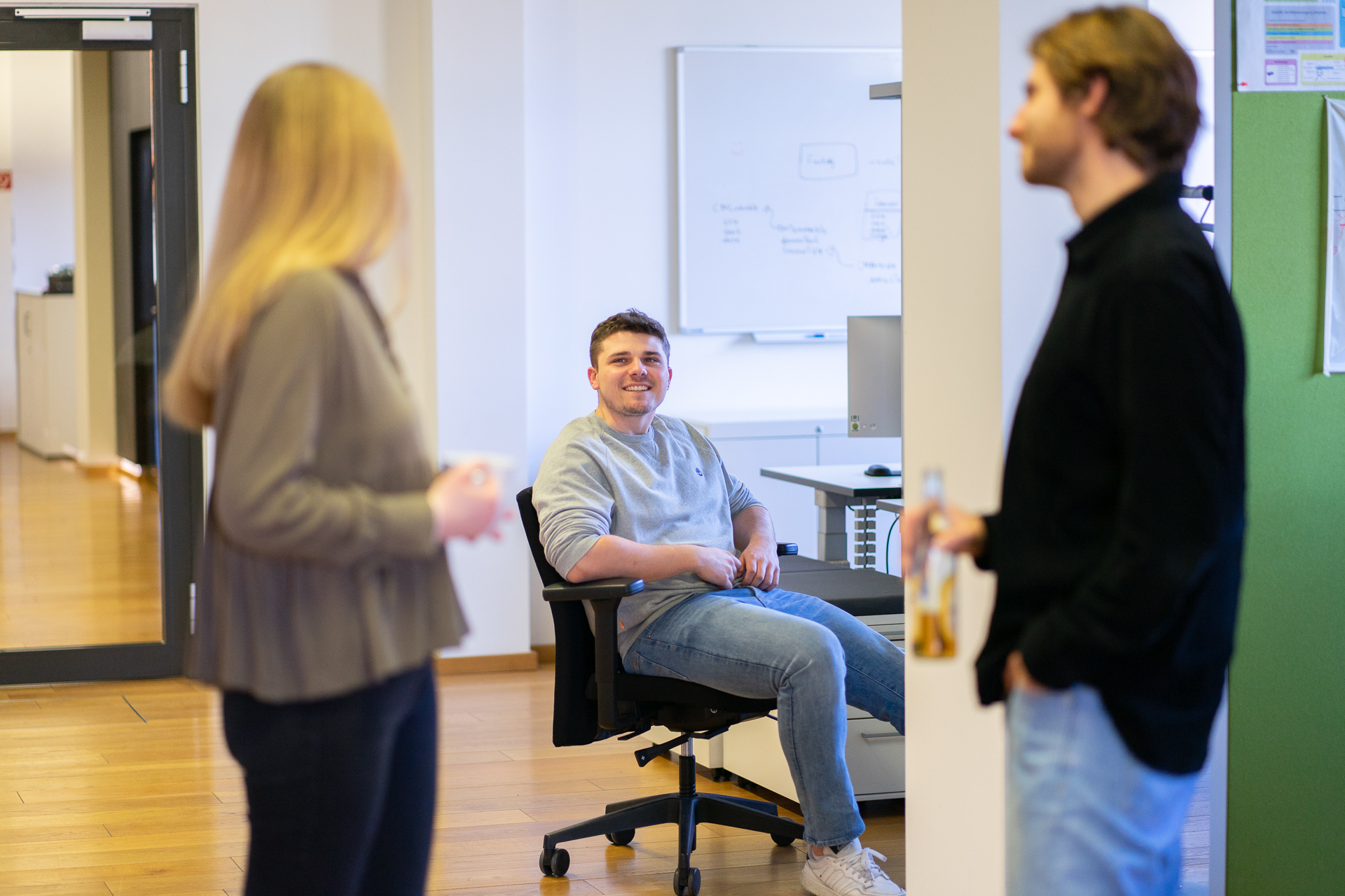 Bild von unseren Mitarbeitenden im Büro 