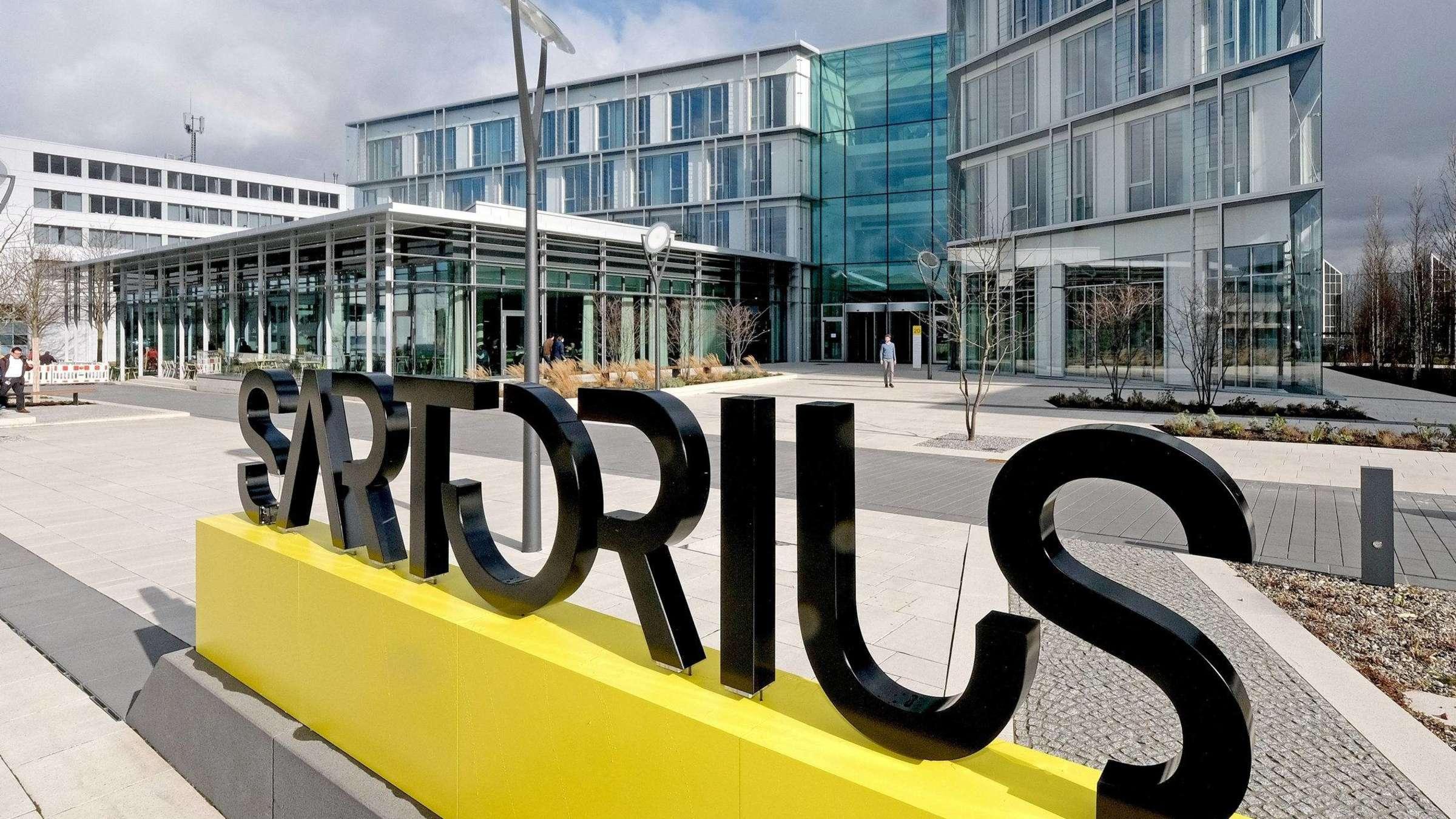 Sartorius Campus mit Logo von vorne